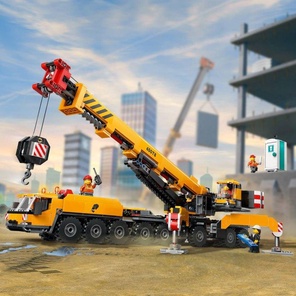 Желтый передвижной строительный кран