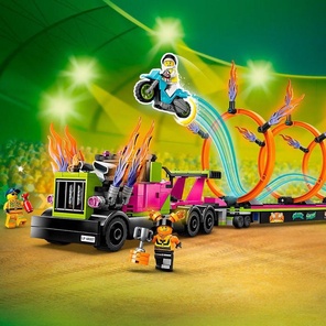 Трюковый грузовик и огненное кольцо