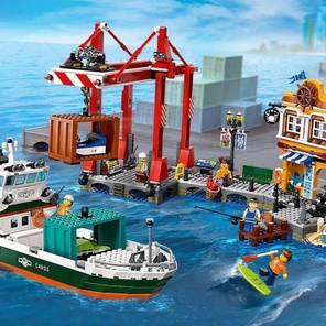 Морской порт с грузовым судном